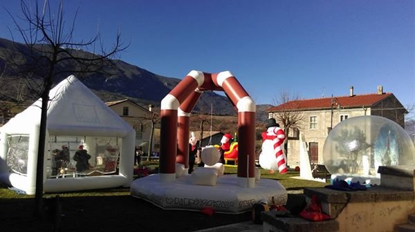 Babbo Natale Marvel.Villaggio Di Babbo Natale Gonfiabile Noleggio E Vendita Giochi Gonfiabili Abruzzo Marvel Air Party