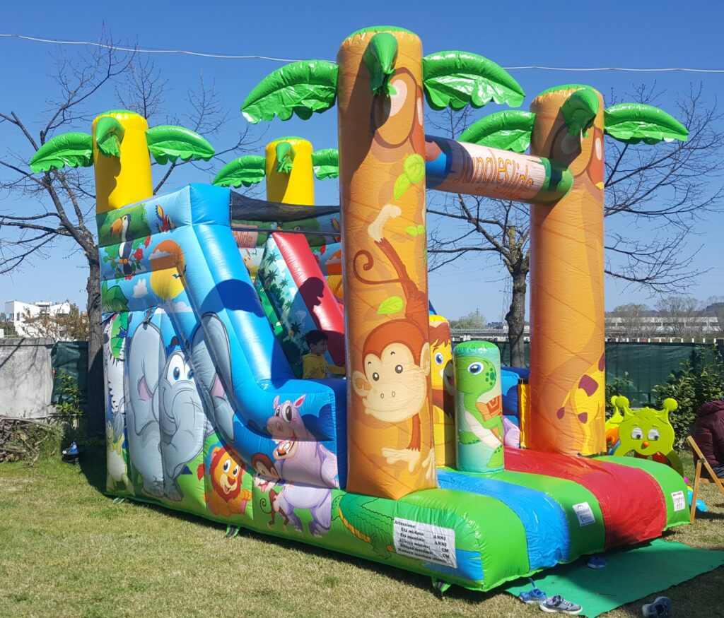 gioco gonfiabile scivolo Jungle Slide, noleggio giochi gonfiabili compleanni e feste Pescara, Chieti, L'aquila, Teramo, Vasto